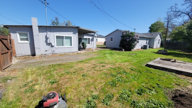128 Chestnut Ave in Medford, OR - Building Photo - Building Photo