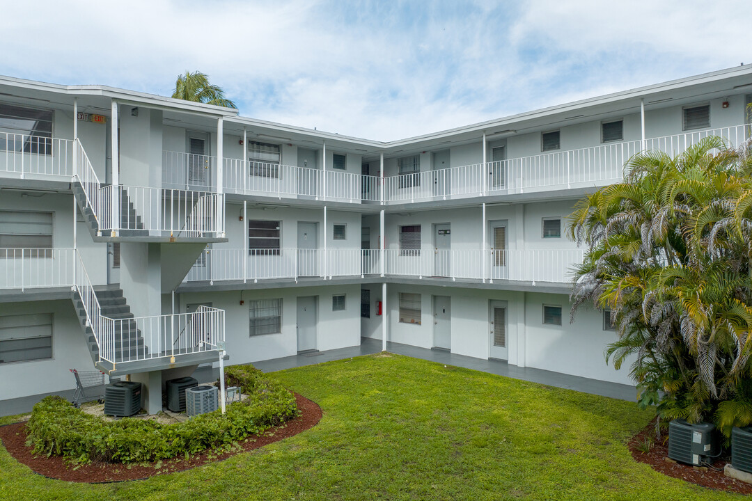 Esquire Apartments in North Miami Beach, FL - Building Photo