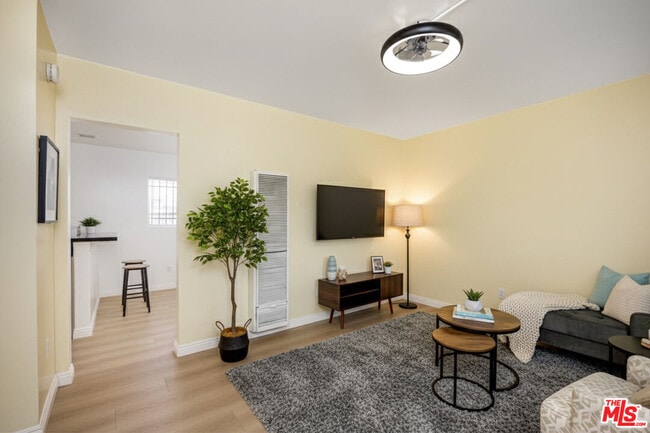 property at 3620 S Budlong Ave