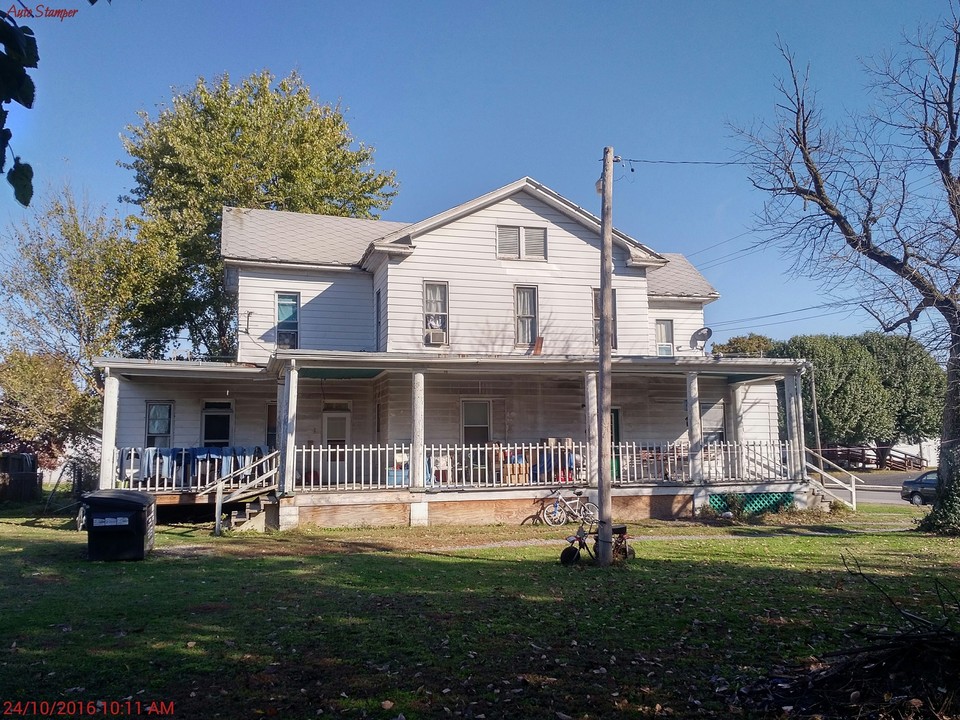 111 Madison St in Benton, IL - Building Photo