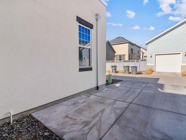 11393 S Watercourse Rd in South Jordan, UT - Foto de edificio - Building Photo