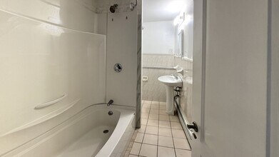 146 Linden St-Unit -Apt A in Everett, MA - Building Photo - Building Photo