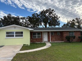 1128 W Pipkin Rd in Lakeland, FL - Building Photo