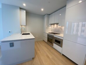 135 Seaport Blvd, Unit 708 in Boston, MA - Foto de edificio - Building Photo