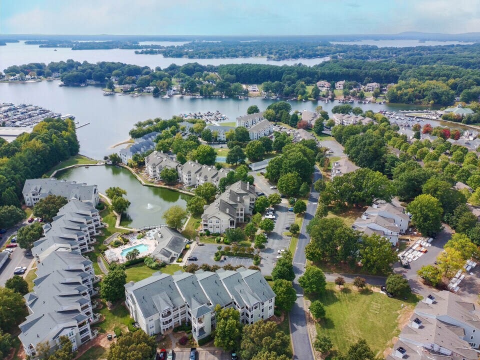 18742 Nautical Dr, Unit 305 in Cornelius, NC - Building Photo