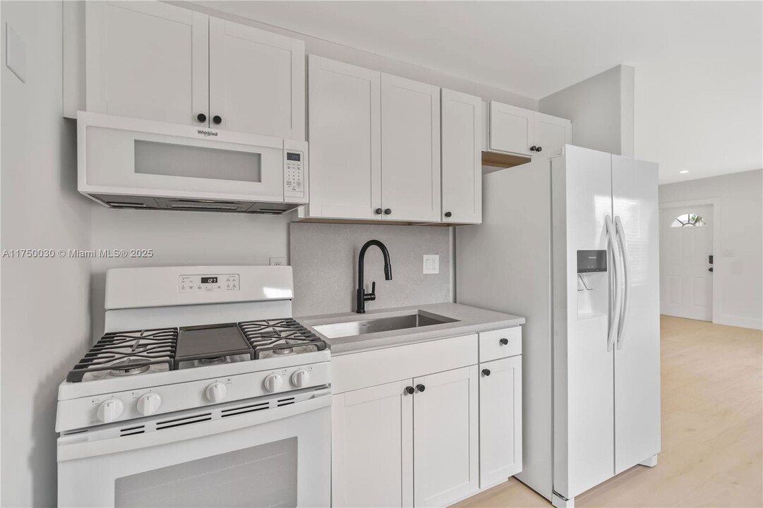 815 NE 5th St in Hallandale Beach, FL - Building Photo