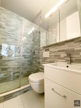 East 13th Street, Unit 1A in New York, NY - Foto de edificio - Building Photo