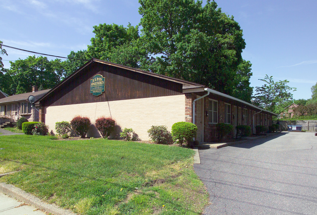 Elms apartments in Chicopee, MA - Foto de edificio