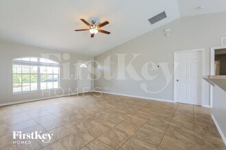 215 Mossrosse St in Ft. Myers, FL - Foto de edificio - Building Photo