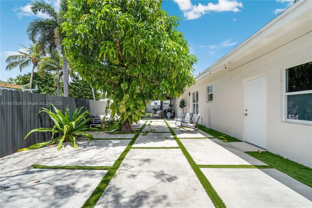 1245 NE 154th St in North Miami Beach, FL - Building Photo