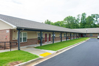 Woodlands Village II Apartments in La Fayette, GA - Foto de edificio - Building Photo