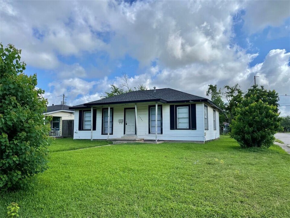 1302 W 5th St in Freeport, TX - Building Photo