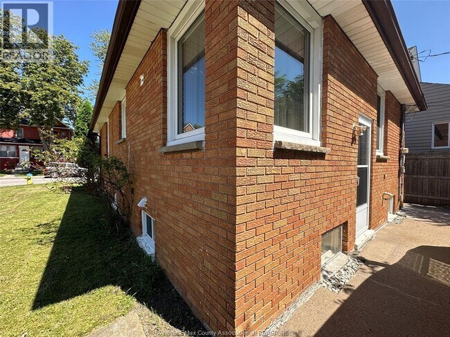 849 Dougall Ave in Windsor, ON - Foto de edificio - Building Photo