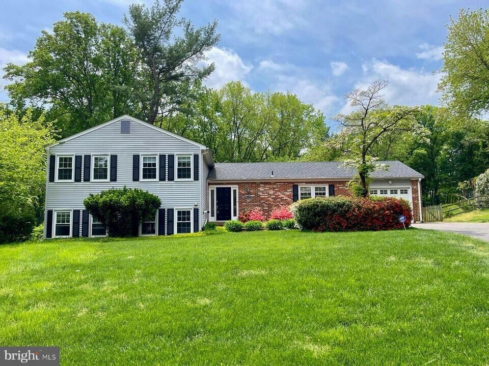 9725 Cinnamon Creek Dr in Vienna, VA - Building Photo