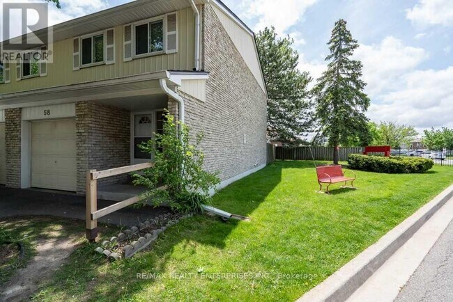 830-830 Stainton Dr in Mississauga, ON - Building Photo - Building Photo