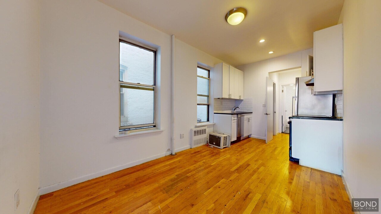 26 King St in New York, NY - Building Photo