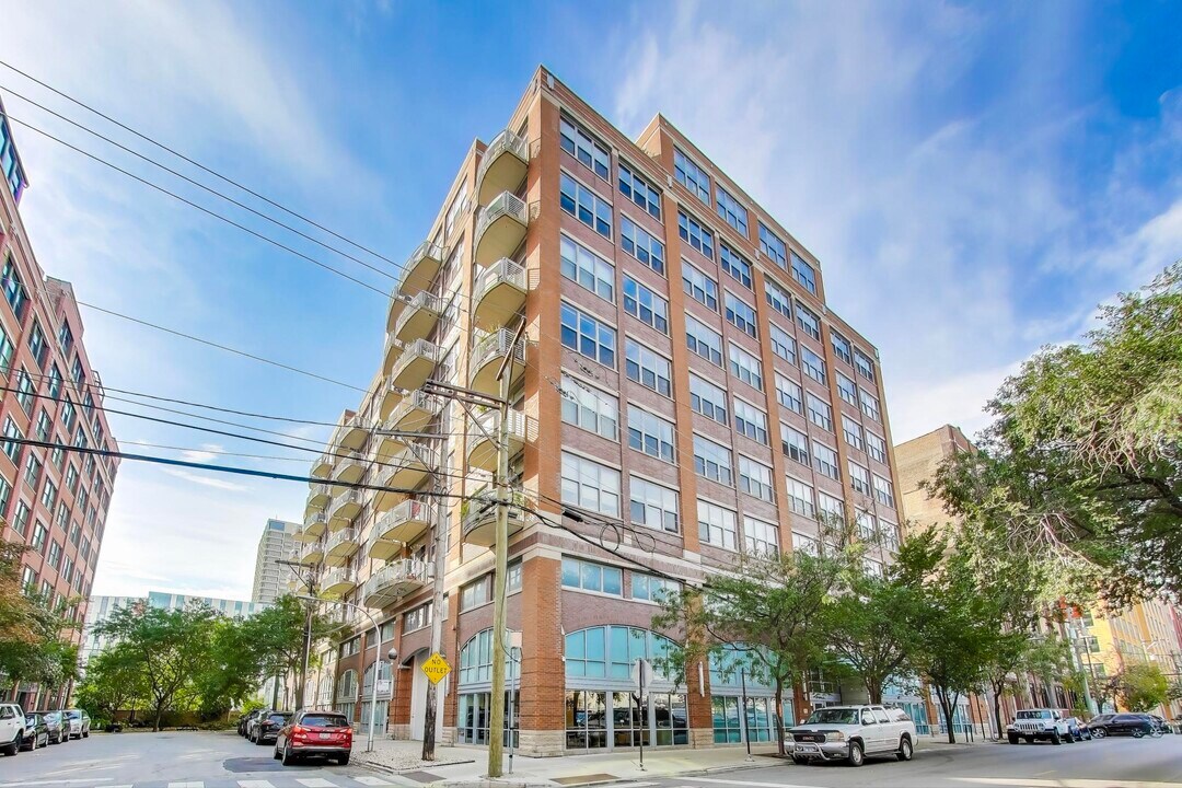 933 W Van Buren St, Unit 304 in Chicago, IL - Building Photo