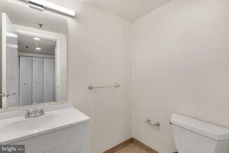 303 Vine St in Philadelphia, PA - Building Photo - Building Photo