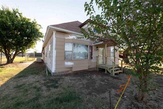 1104 N Bridge St in Henrietta, TX - Foto de edificio - Building Photo