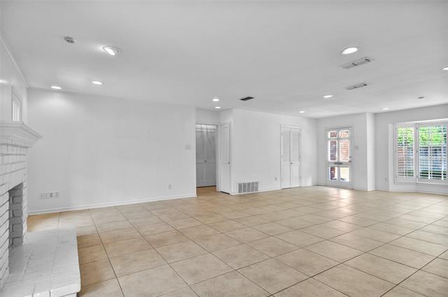 1375 Roaring Springs Rd in Fort Worth, TX - Building Photo