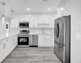 101 SW 53rd Ave in Plantation, FL - Building Photo - Building Photo