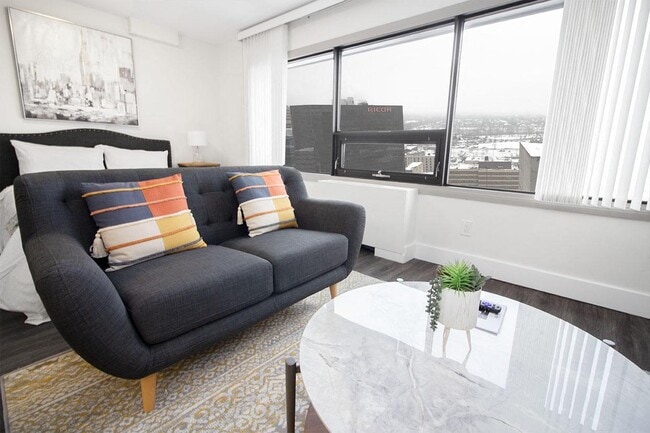 190 Smith Apartment Suites in Winnipeg, MB - Building Photo - Building Photo
