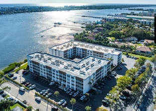1516 S Lakeside Dr, Unit Water Front Condo in Lake Worth Beach, FL - Foto de edificio - Building Photo