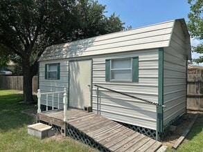 1583 E Industry St in Giddings, TX - Building Photo - Building Photo