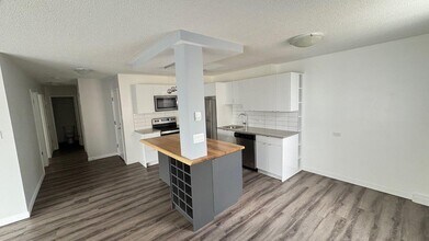Central Towers in Calgary, AB - Building Photo - Building Photo