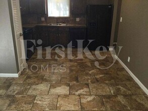 4600 NW Amesbury Pl in Blue Springs, MO - Building Photo - Building Photo