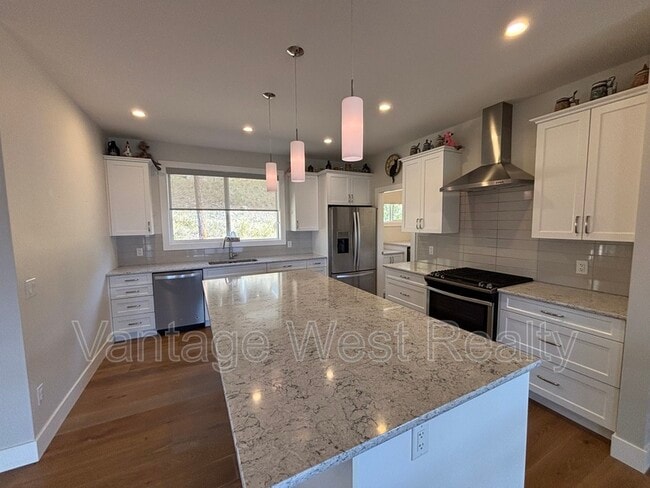 3411 Water Birch Cir in Kelowna, BC - Building Photo - Building Photo