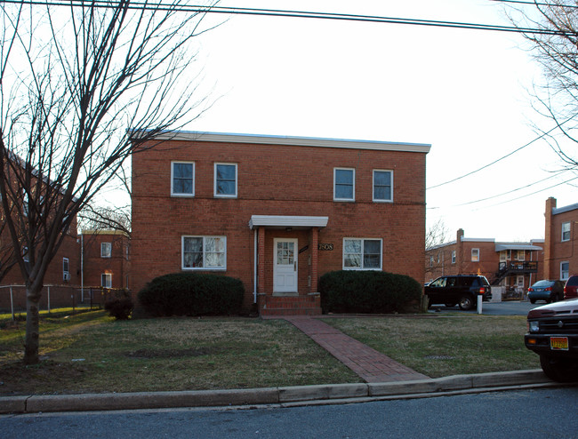 7808 Kennewick Ave in Takoma Park, MD - Foto de edificio - Building Photo