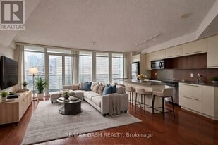 25 Carlton St. in Toronto, ON - Building Photo