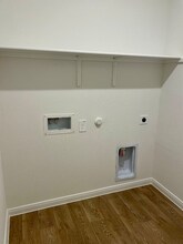 270 Yosemite Dr in Kyle, TX - Foto de edificio - Building Photo