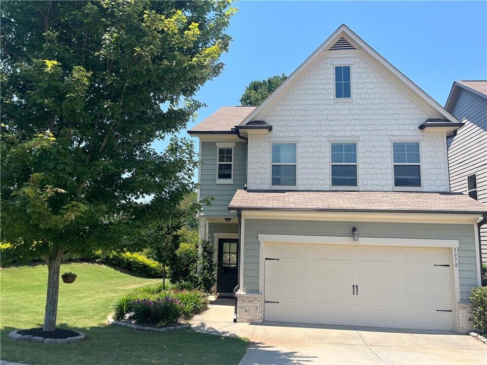 5978 Watersdown Wy in Flowery Branch, GA - Building Photo