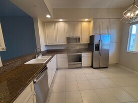 30 Harbour Isle Dr W in Fort Pierce, FL - Building Photo