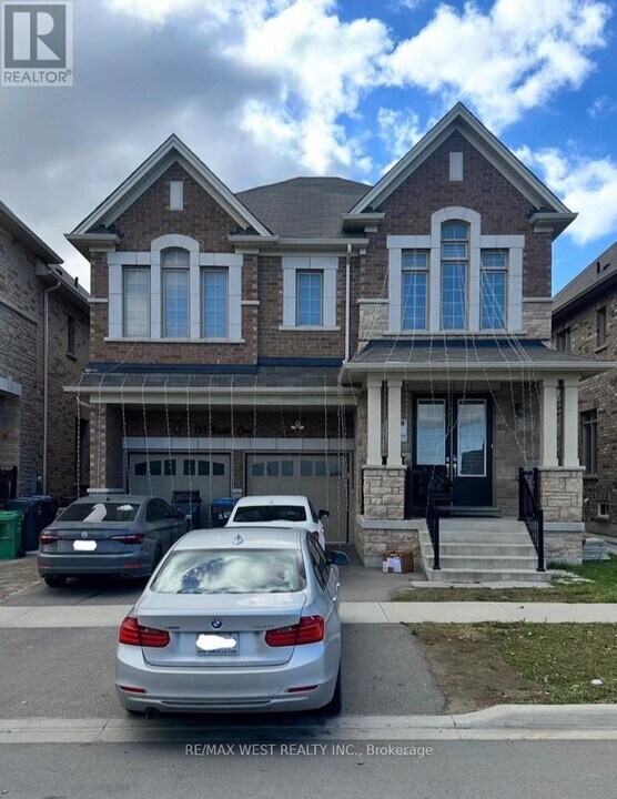 132 Russell Creek Dr in Brampton, ON - Building Photo