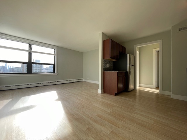 445 W Wellington Ave, Unit 12E in Chicago, IL - Building Photo - Building Photo