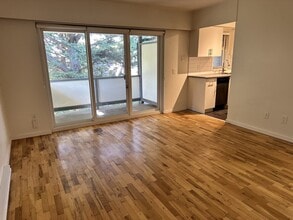1255 Grant St in Victoria, BC - Building Photo - Building Photo
