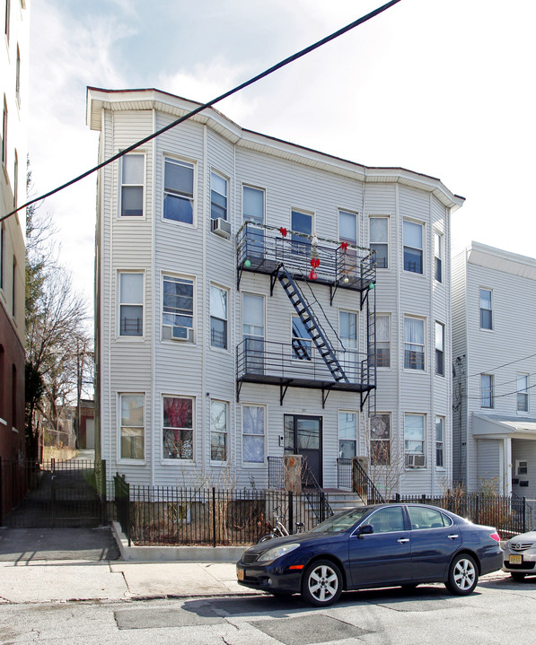 102 Livingston Ave in Yonkers, NY - Building Photo