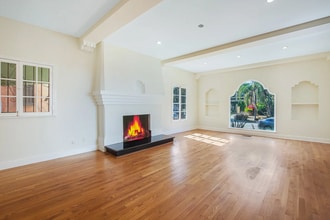 1074 S Genesee Ave in Los Angeles, CA - Building Photo - Building Photo