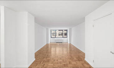 315 W 57th St in New York, NY - Building Photo - Building Photo