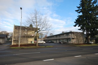 Westwood Plaza Apartments in Eugene, OR - Building Photo - Building Photo