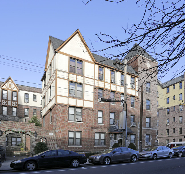 3302 Crescent St in Astoria, NY - Foto de edificio - Building Photo