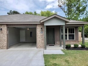 1743 E Central St in Siloam Springs, AR - Foto de edificio - Building Photo