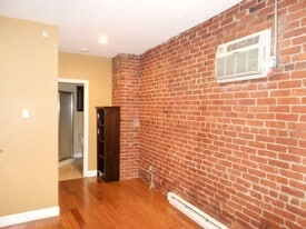 98 Knight St in Providence, RI - Building Photo