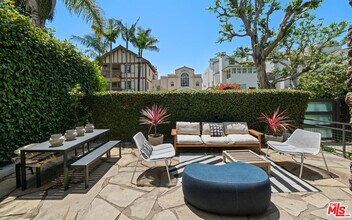 135 Outrigger Mall in Los Angeles, CA - Building Photo - Building Photo