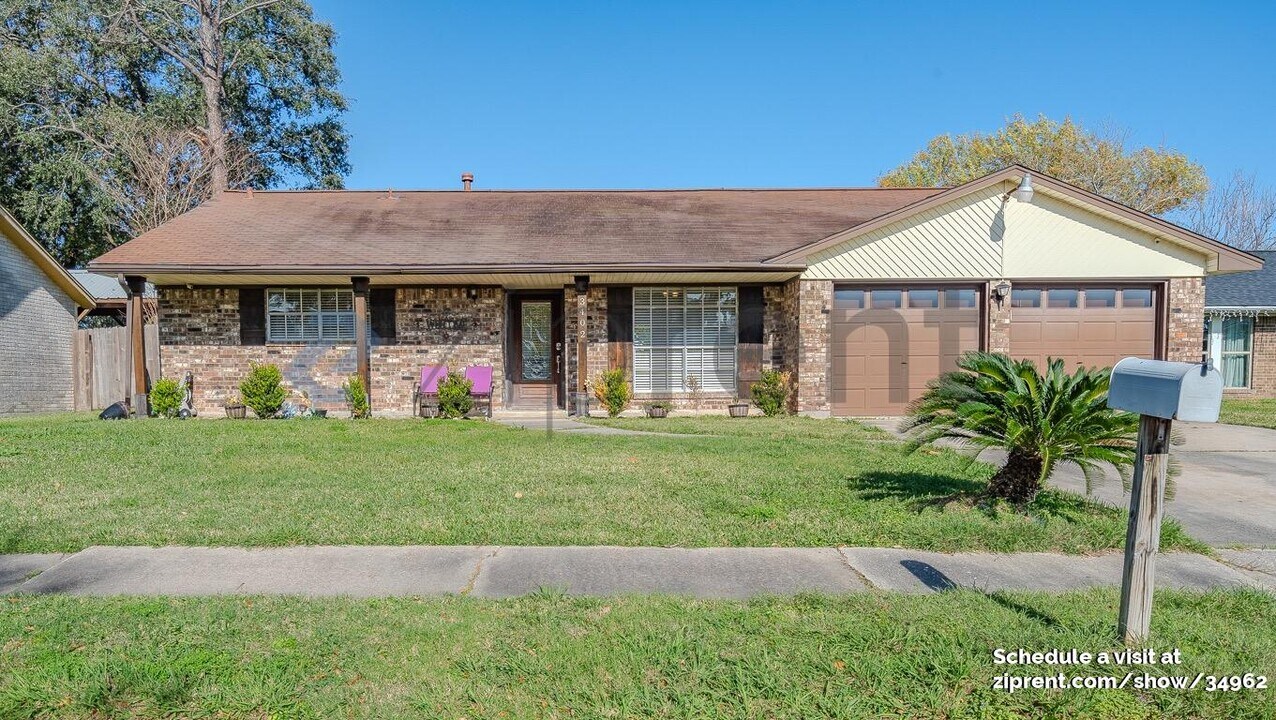 3402 Carriage Ln in Baytown, TX - Building Photo