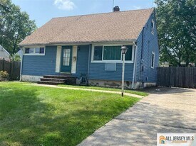 77 Plymouth Dr in Woodbridge Township, NJ - Building Photo