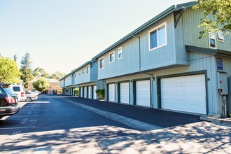 Vintage Pointe Apartments in Rohnert Park, CA - Building Photo - Building Photo